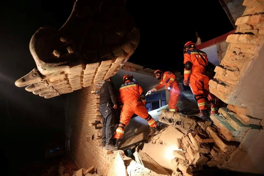 Đổ nát, tang thương vì động đất ở Trung Quốc