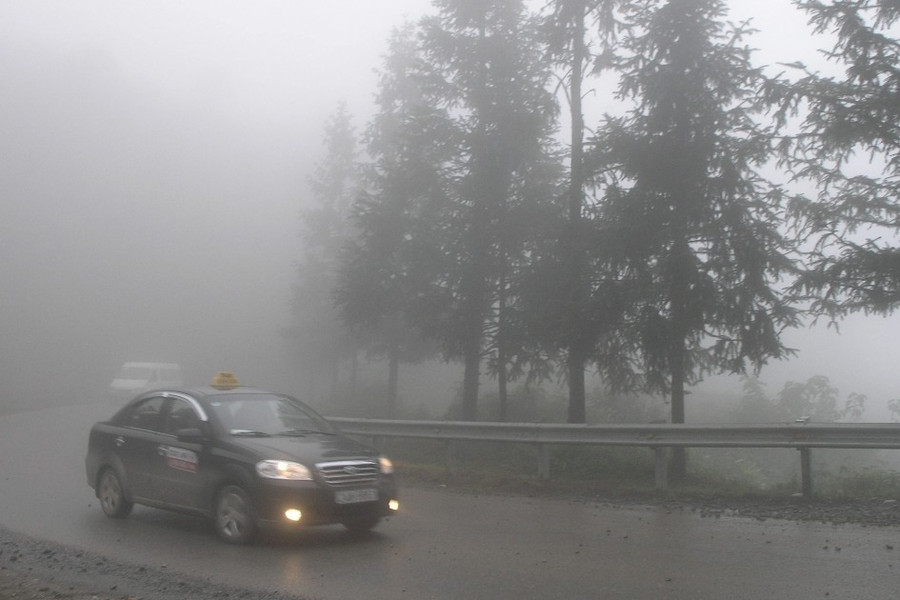 Đường lên Sa Pa sương mù dày đặc, CSGT Lào Cai khuyến cáo lái xe an toàn
