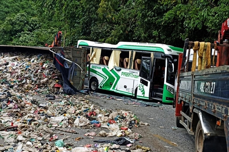 Xe chở du khách nước ngoài gặp nạn ở đèo Bảo Lộc