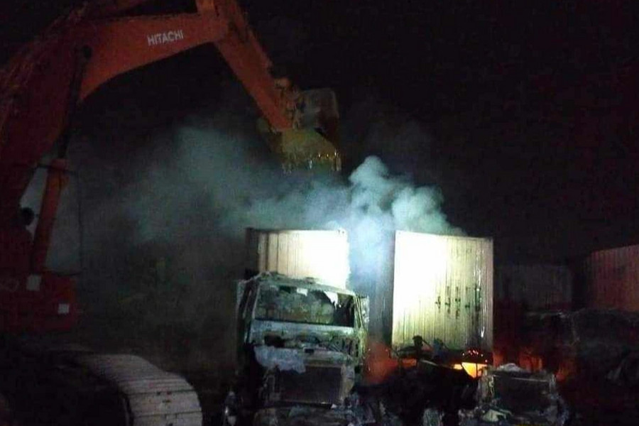 4 xe container bị thiêu rụi lúc rạng sáng ở Hải Phòng