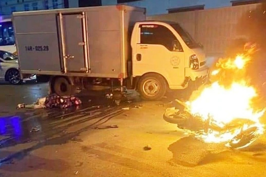 Xe máy bốc cháy dữ dội sau khi đâm liên tiếp 2 ô tô
