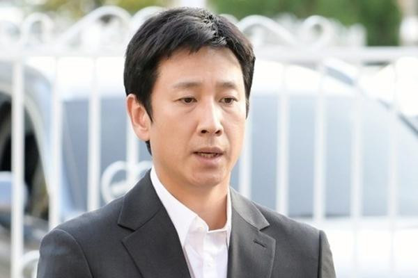 Người phụ nữ 28 tuổi tống tiền Lee Sun Kyun bị bắt