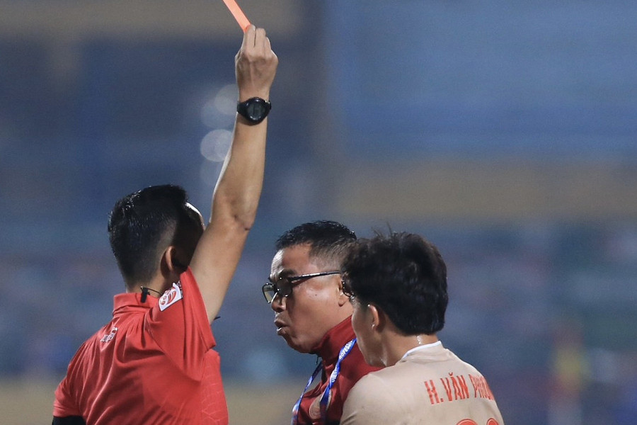HLV Trần Tiến Đại bị cấm chỉ đạo 5 trận sau vụ xô xát trọng tài