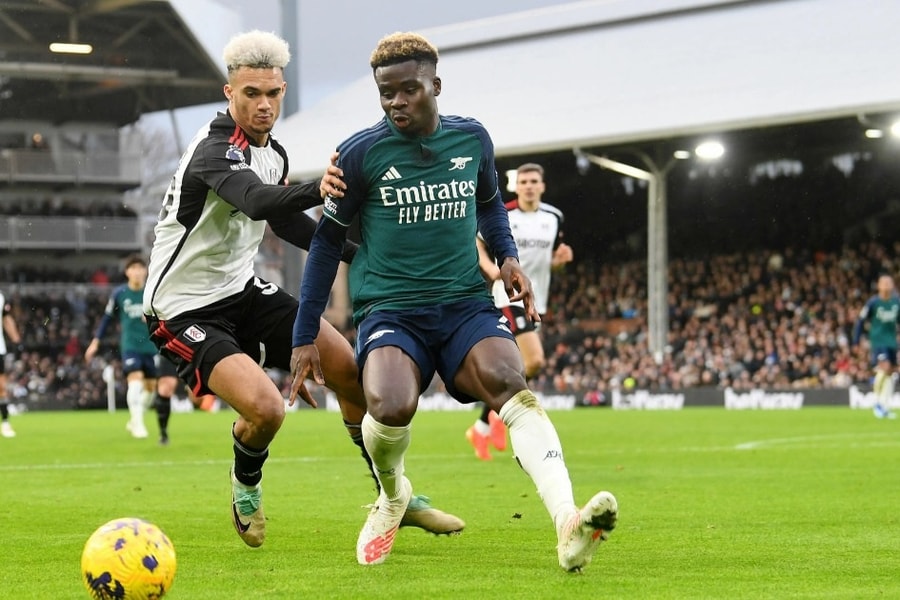 Arsenal thua ngược Fulham, Tottenham áp sát top 4