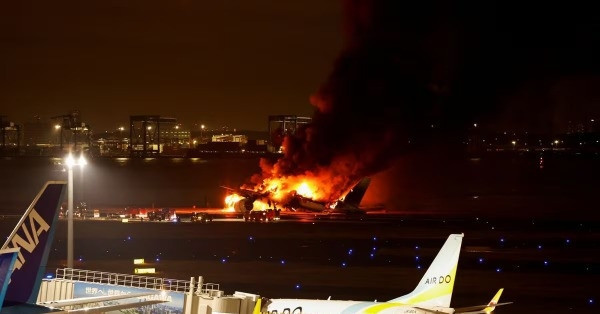 Cách gần 400 người sơ tán an toàn khỏi máy bay đang bốc cháy ngùn ngụt ở Nhật