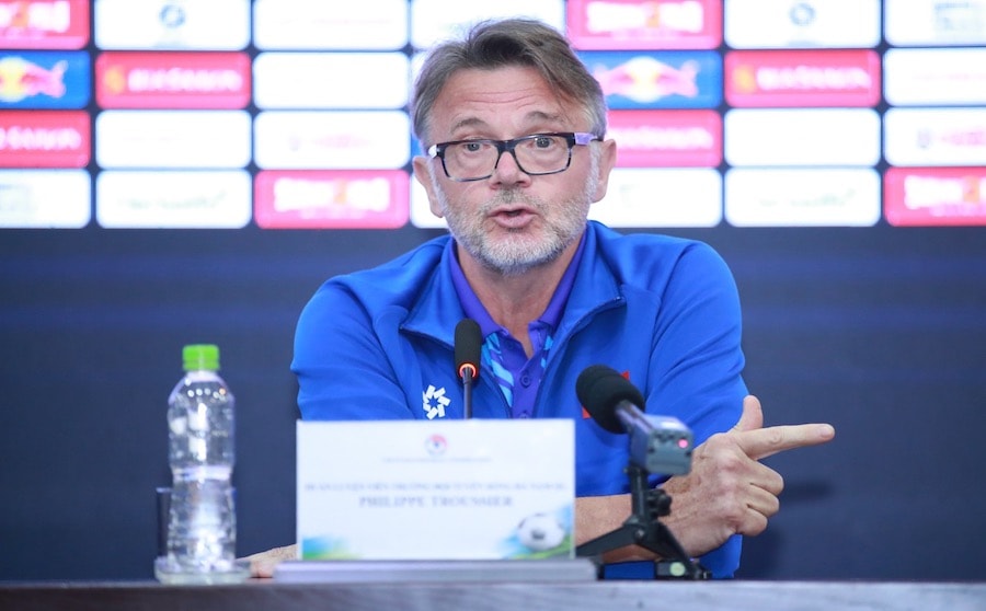 HLV Troussier: 'Tôi đọc mạng xã hội, một số người không ủng hộ tôi'