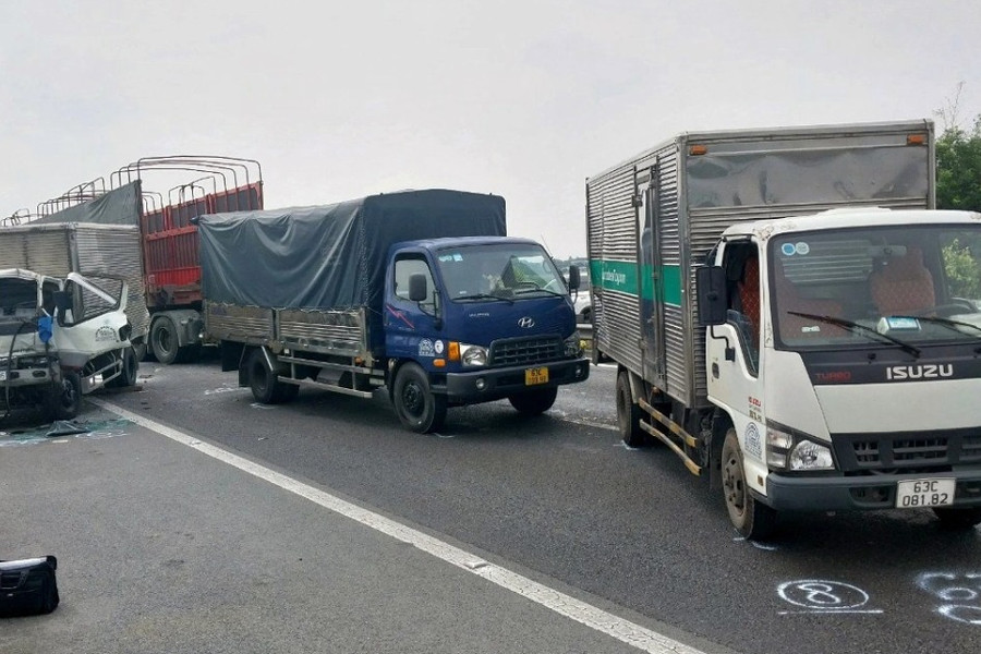 5 ô tô va chạm liên hoàn trên cao tốc Trung Lương- TPHCM