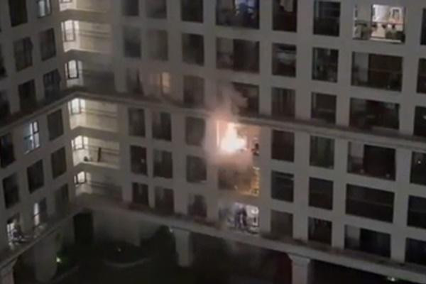 Video người dân đốt pháo hoa tại ban công chung cư ở Hà Nội gây 'thót tim'