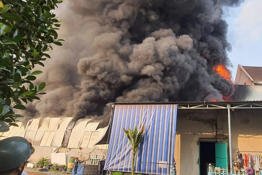 Xưởng mút xốp chìm trong biển lửa, đe dọa nhiều phòng trọ và nhà dân