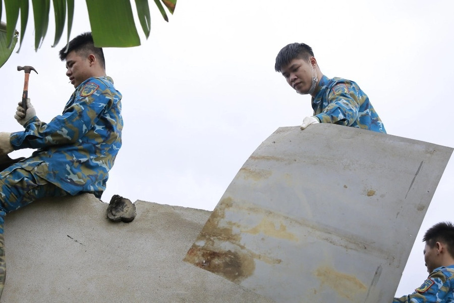 Sửa chữa nhà cho người dân bị thiệt hại sau vụ máy bay rơi ở Quảng Nam