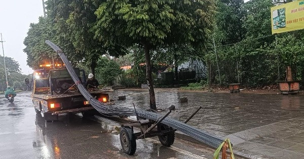 Xe tự chế kéo bó sắt va chạm với xe máy ở Hà Nội, 1 người tử vong