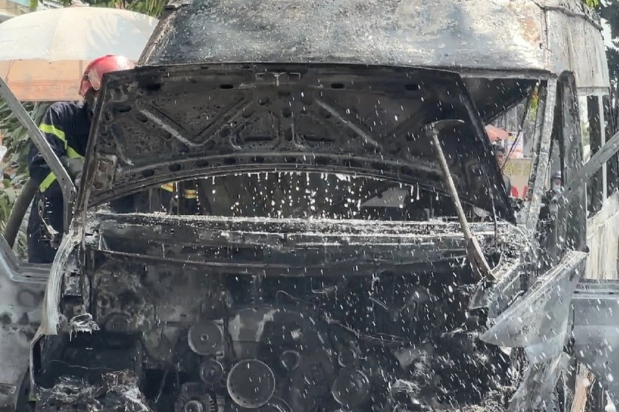 Ô tô 16 chỗ cháy trơ khung bên đường ở TPHC