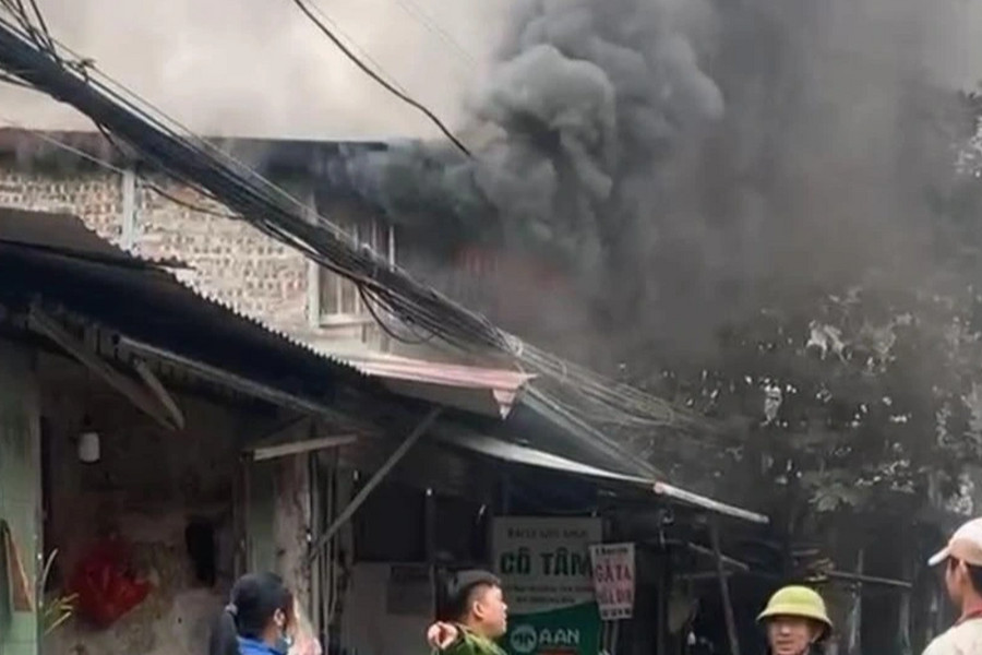 Hà Nội: Cháy nhà dân cạnh chợ Nhổn