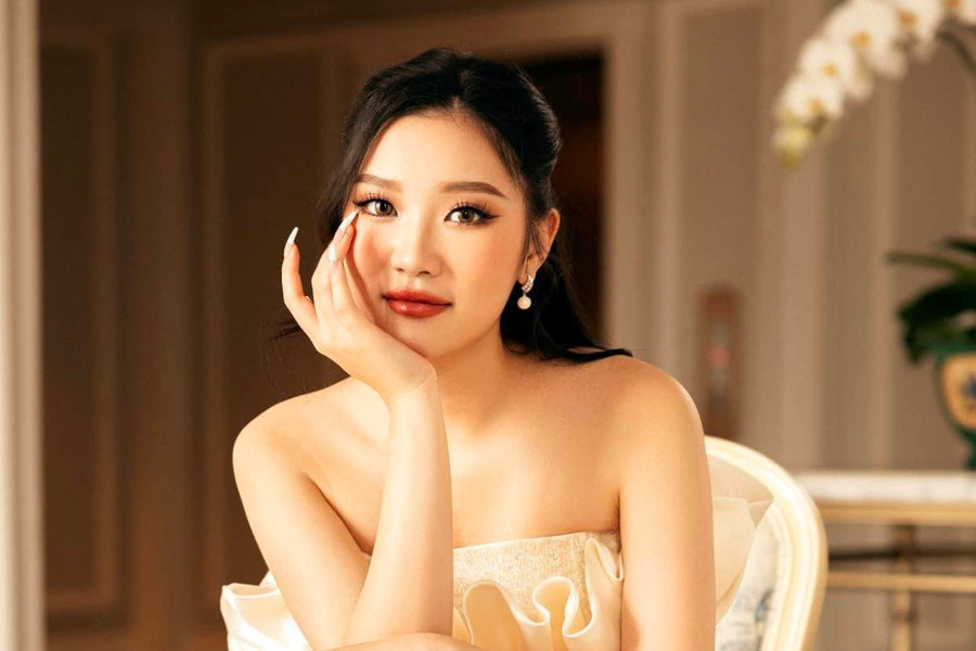 Người đẹp Phạm Hương Anh khiến fan 'choáng' với  bảng thành tích không có... nhưng
