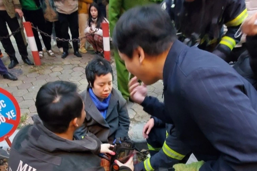 Cháy nhà 6 tầng ở Hà Nội, cảnh sát giải cứu 3 người mắc kẹt