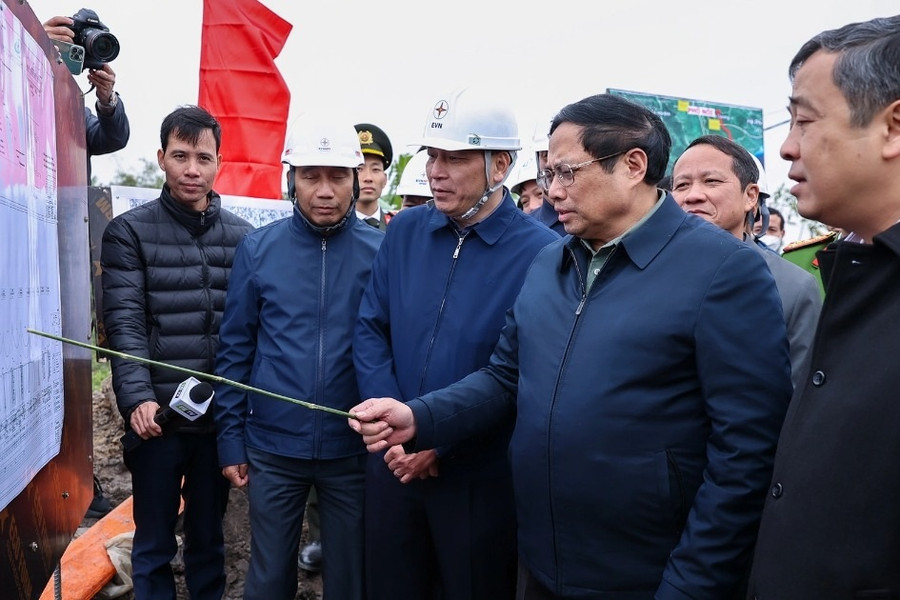 Thủ tướng thị sát đường dây tải điện dài hơn 500km đi qua 9 tỉnh
