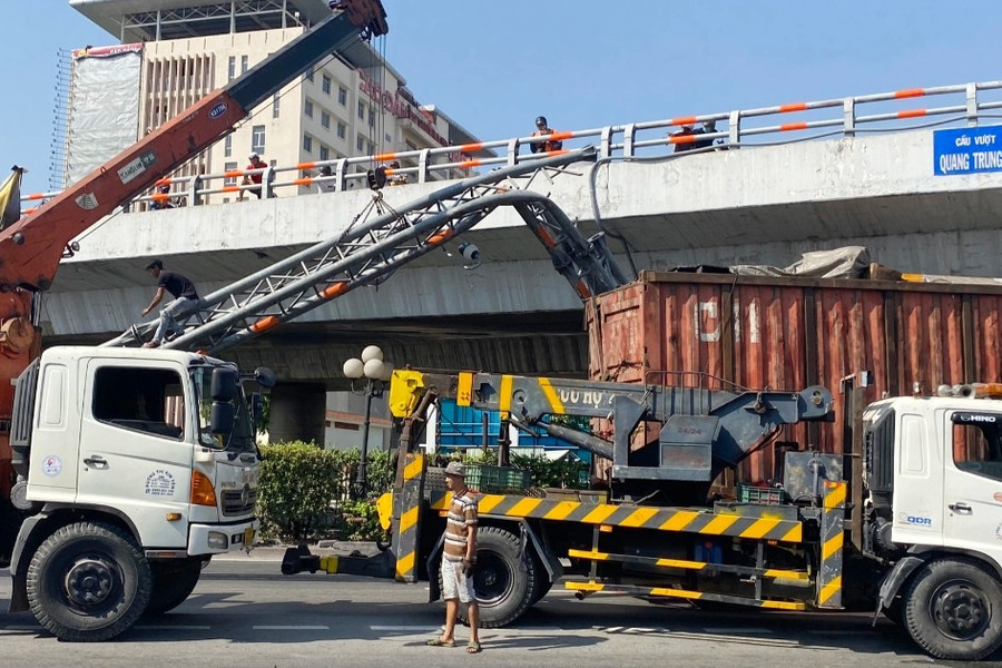 Xe container tông sập giá long môn ở TPHCM, quốc lộ 1 ùn tắc 3km