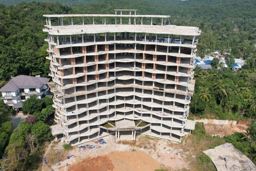 Đang tháo dỡ khách sạn 12 tầng xây trái phép ở Phú Quốc