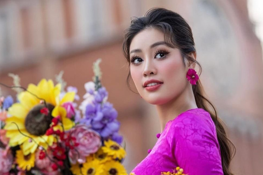 Hoa hậu Khánh Vân rạng ngời khi diện đồ bà ba du xuân