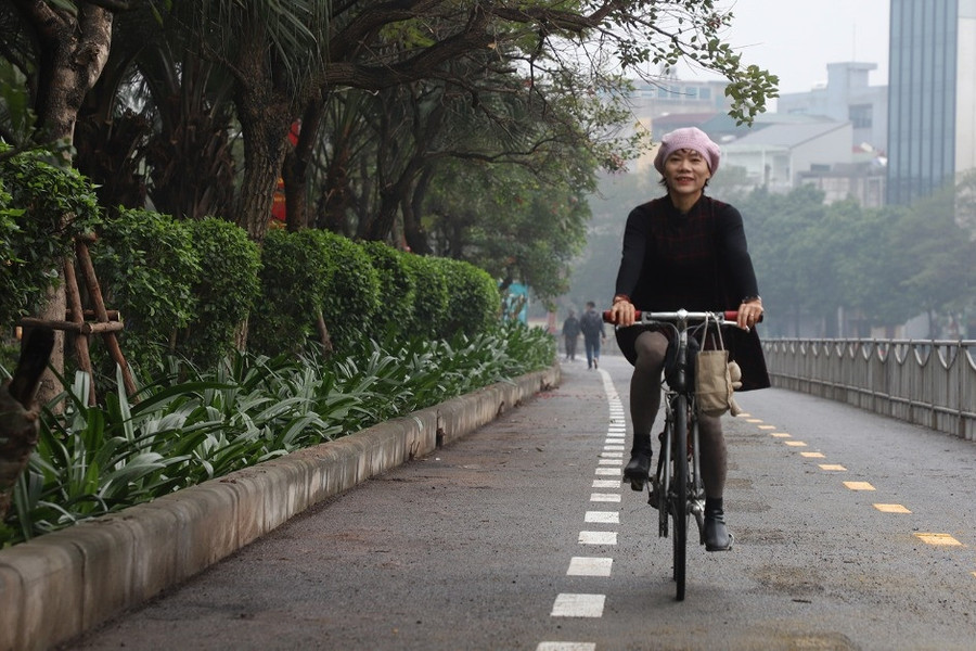 Người dân trải nghiệm tuyến đường dành riêng cho xe đạp ở Thủ đô