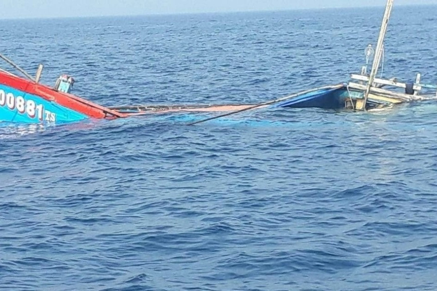 Tàu cá bị đâm lật úp, 6 ngư dân thoát chết