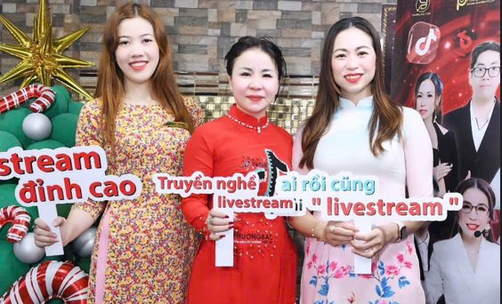 Á hậu Phan Phương chia sẻ kiến thức livestream bán hàng qua kênh Tiktok