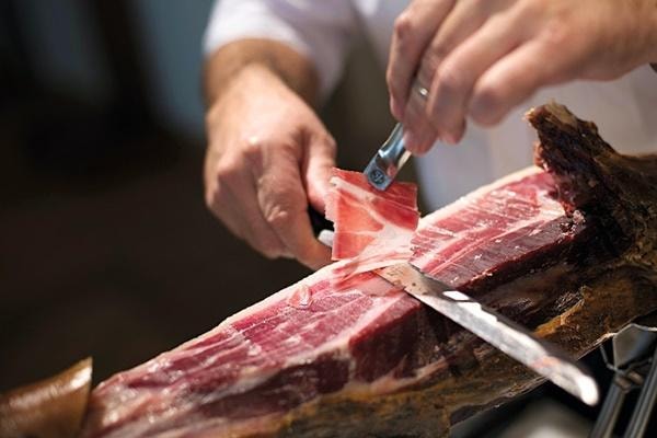 Những điều không ngờ về chiếc đùi lợn muối Iberico đắt đỏ nhất thế giới