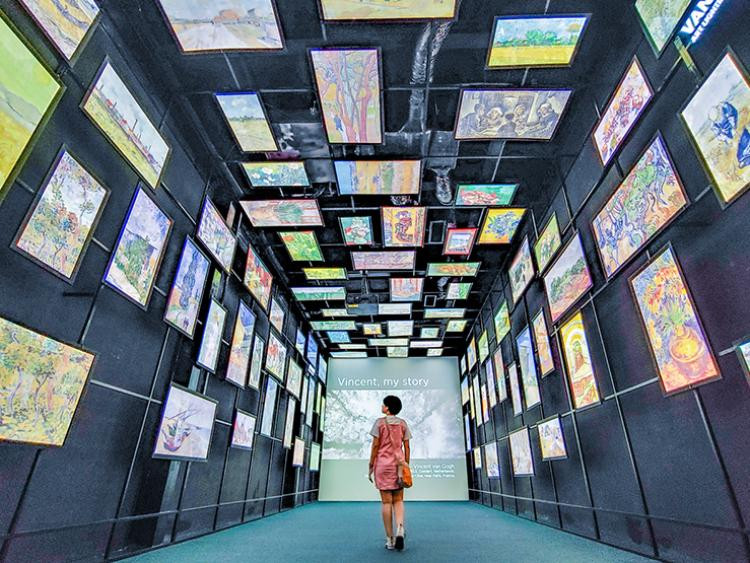 Giới trẻ đắm chìm trong Không gian nghệ thuật tương tác Van Gogh Immersive 720