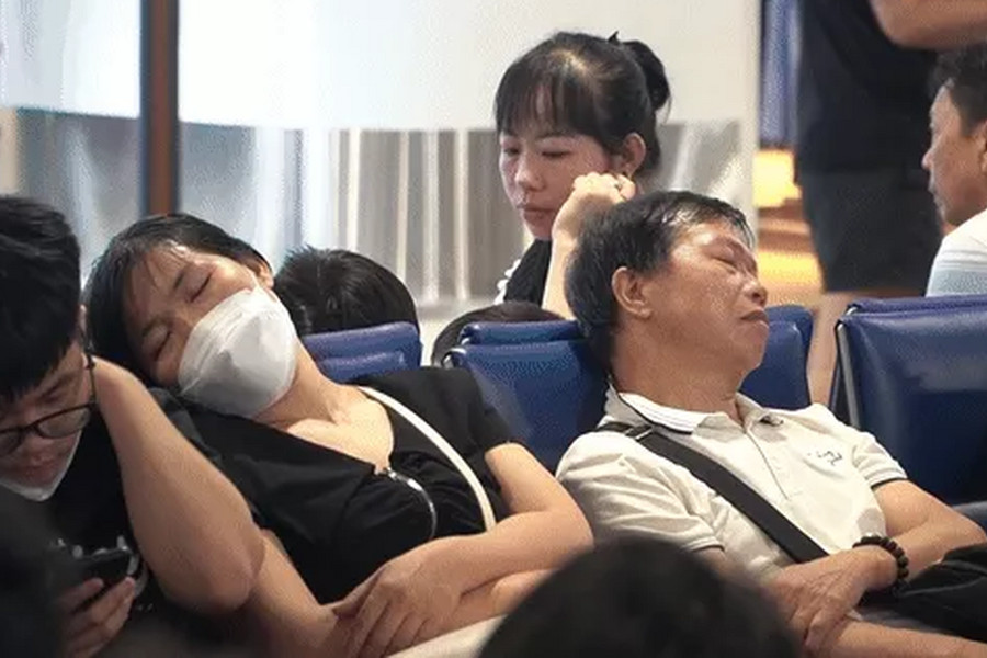Hành khách ngủ gật ở sân bay Tân Sơn Nhất vì chậm chuyến