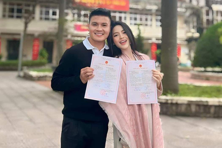 Quang Hải và Chu Thanh Huyền khoe giấy đăng kí kết hôn