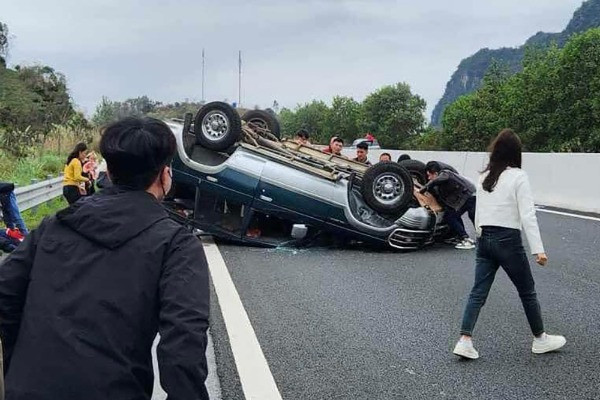 Xe con lật úp trên cao tốc Bắc Giang - Lạng Sơn, 2 người bị thương