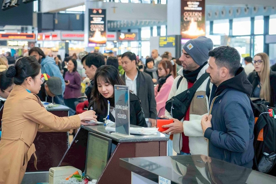 Lượng hành khách tăng vọt, sân bay Nội Bài phân luồng chống ùn tắc