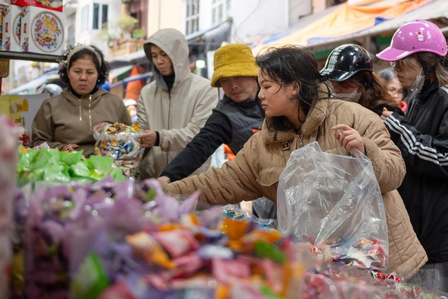 Người dân mua sắm chật kín các siêu thị, phố bánh kẹo ngày 29 Tết