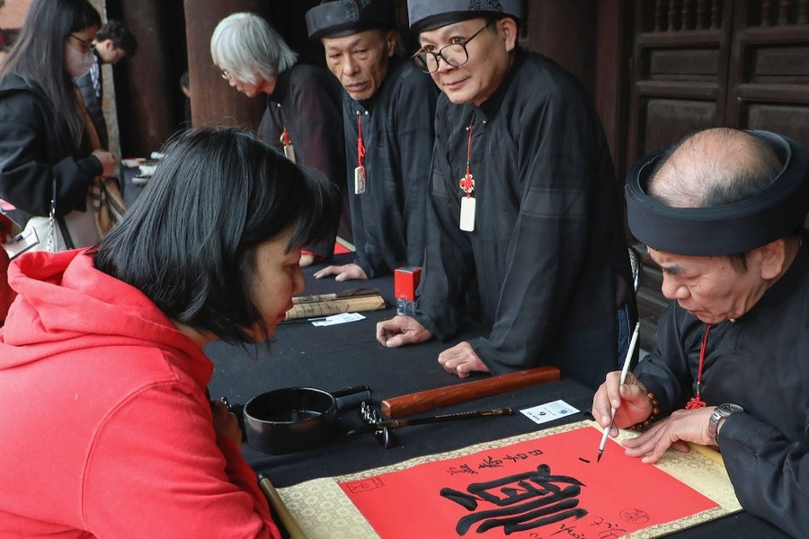 Đông kín người dân và du khách đổ về Văn Miếu xin chữ đầu năm