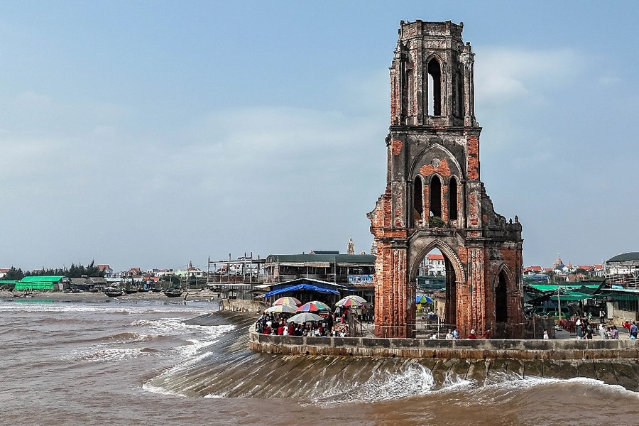 Chiêm ngưỡng vẻ đẹp hoang sơ của nhà thờ đổ nằm sát bờ biển ở Nam Định