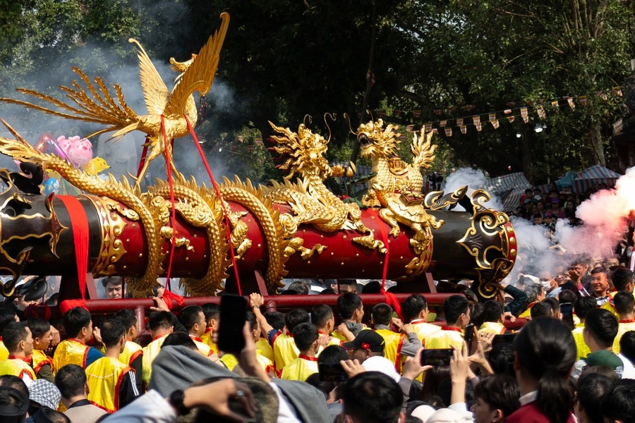 Hàng nghìn người dự lễ hội rước pháo sắc màu, sôi động nhất Bắc Ninh