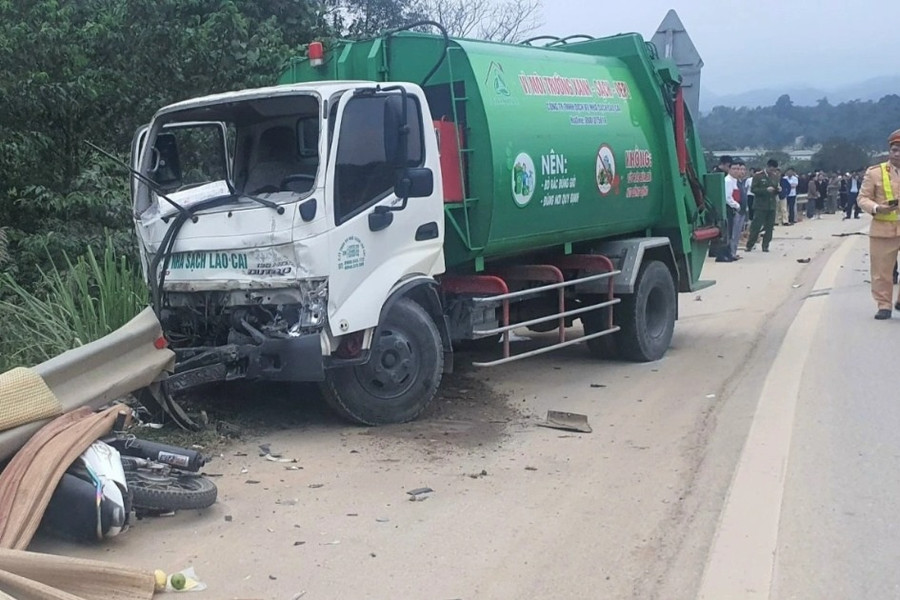 Ô tô tải va chạm với xe máy trên cao tốc Nội Bài - Lào Cai, 4 người tử vong