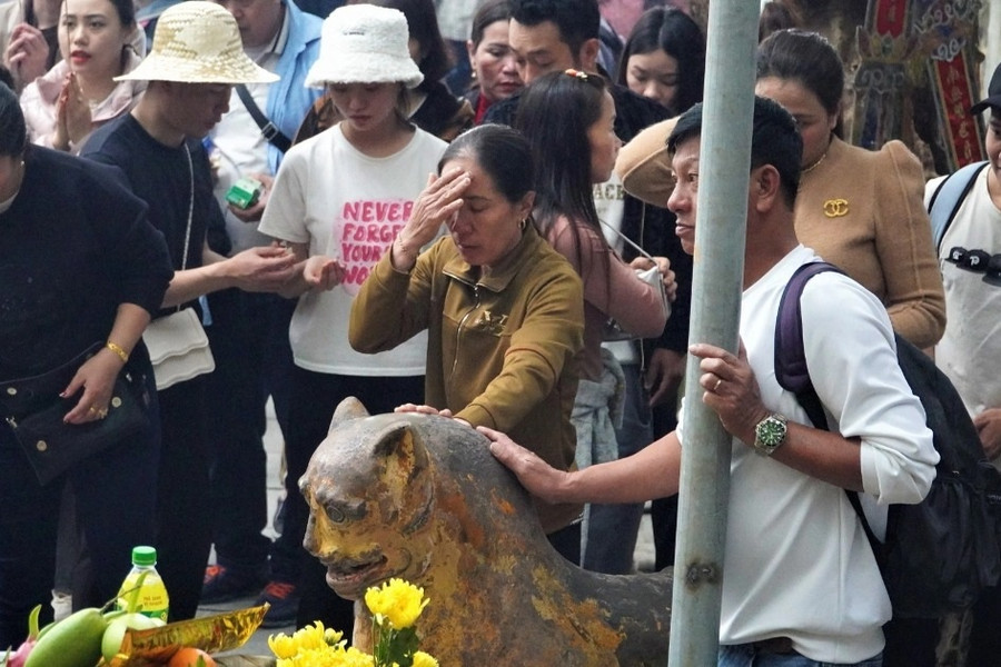 Chen chân đổ dầu gió xoa tượng hổ mong chữa bách bệnh ở chùa Hương Tích