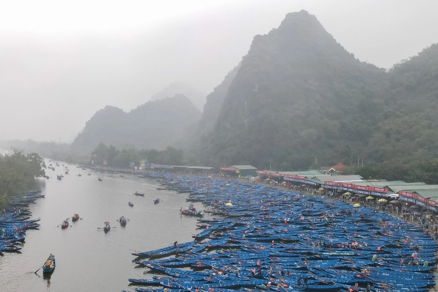 Hàng vạn người dân và du khách đội mưa về khai hội chùa Hương