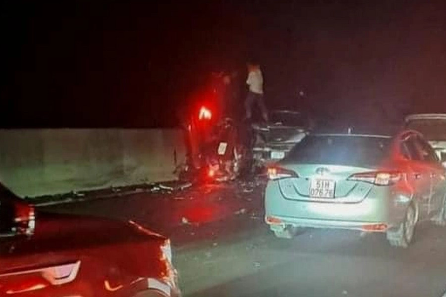 Tai nạn liên hoàn, một ô tô bay khỏi cao tốc Phan Thiết - Dầu Giây