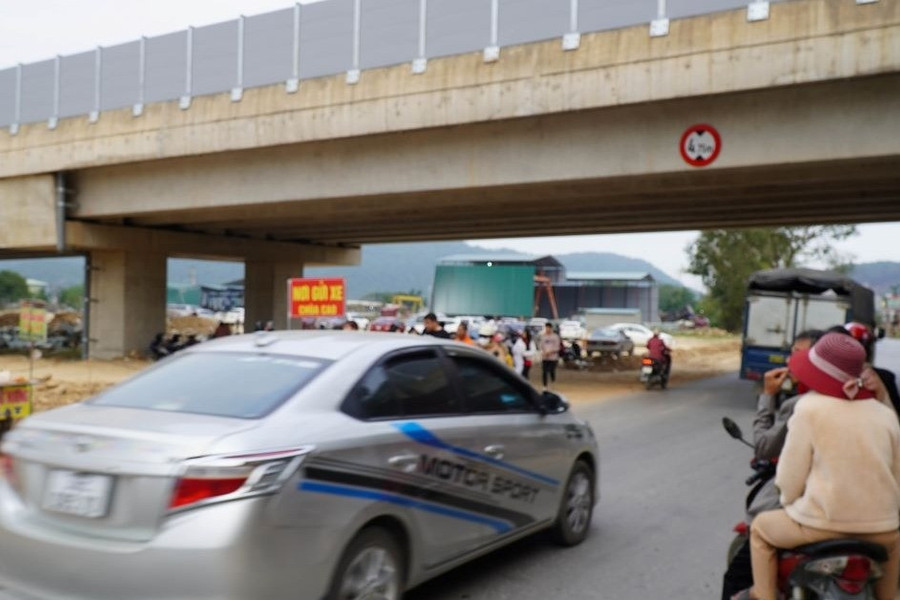 Xã ở Thanh Hóa cho mượn đất làm bãi trông xe giữa đầu đường lên, xuống cao tốc
