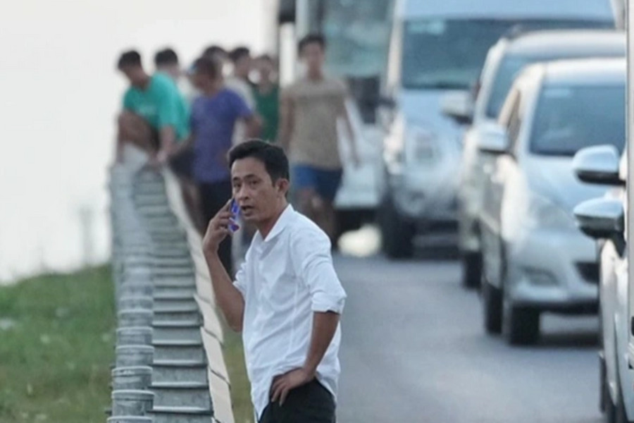 Kẹt xe 10km trên cao tốc Mỹ Thuận - Trung Lương do tai nạn ô tô liên hoàn