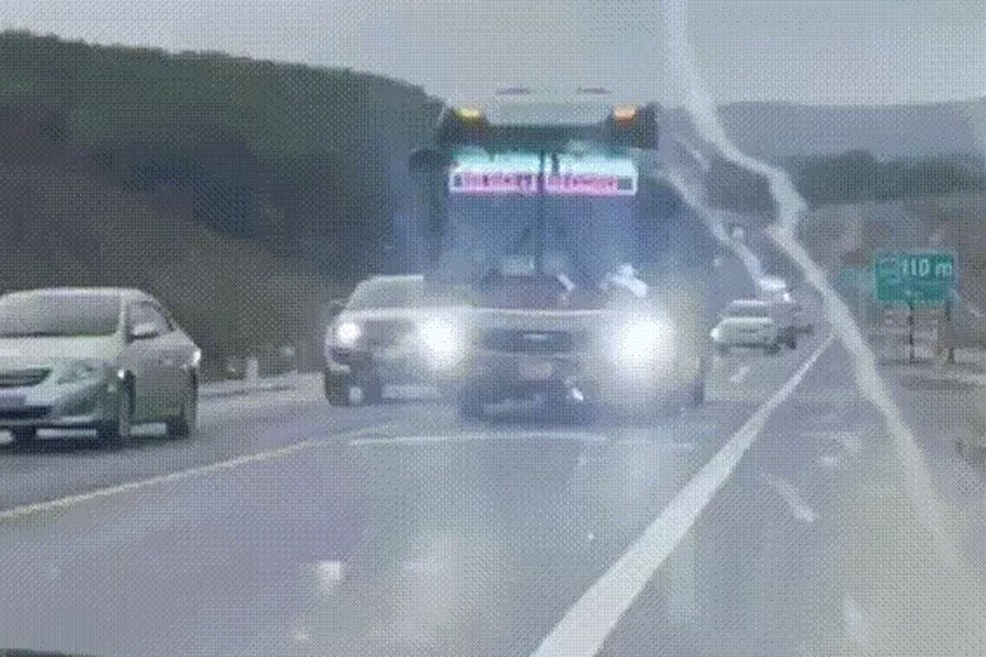 Cảnh hàng loạt ô tô lao vun vút lấn làn trên cao tốc Cam Lộ - La Sơn