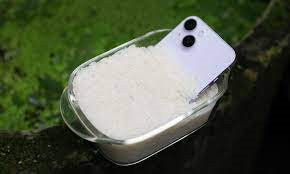 Nếu iPhone bị ướt, đừng cho vào gạo, hãy làm ngay điều này