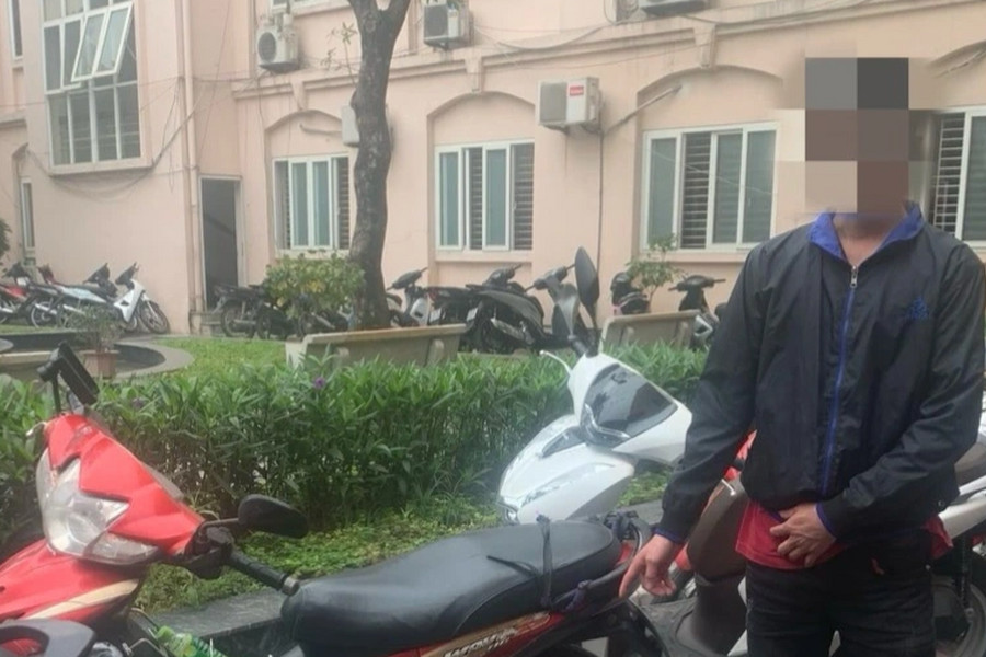 Người giúp việc lấy xe máy của chủ nhà 'diễn xiếc' trên Đại lộ Thăng Long