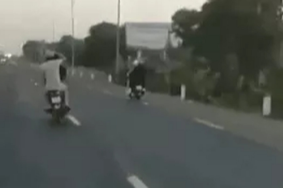 Hai thanh niên 'giỡn mặt tử thần' trên quốc lộ