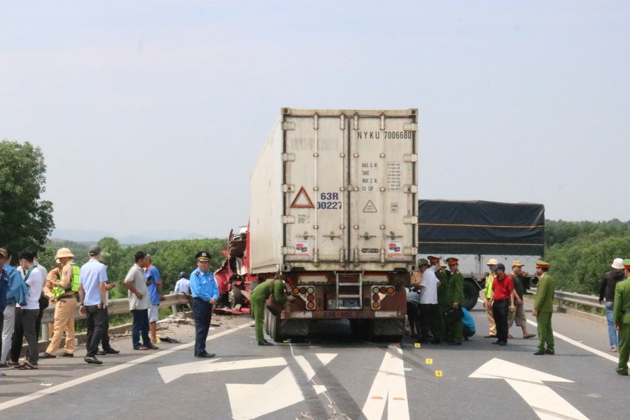 Điều chỉnh phương án giao thông cao tốc Cam Lộ - La Sơn sau tai nạn 3 người chết