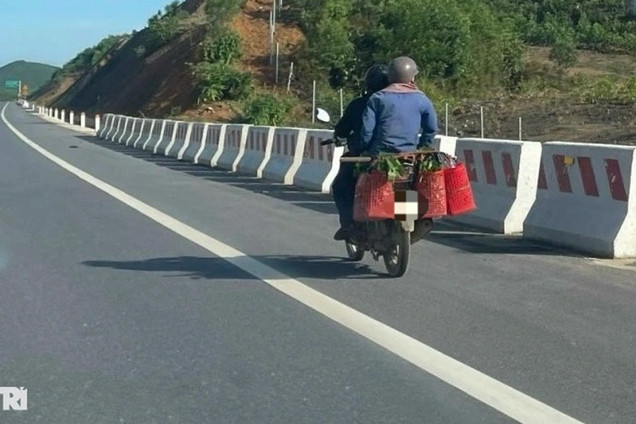 Nhiều người đi xe máy vào cao tốc Cam Lộ - La Sơn