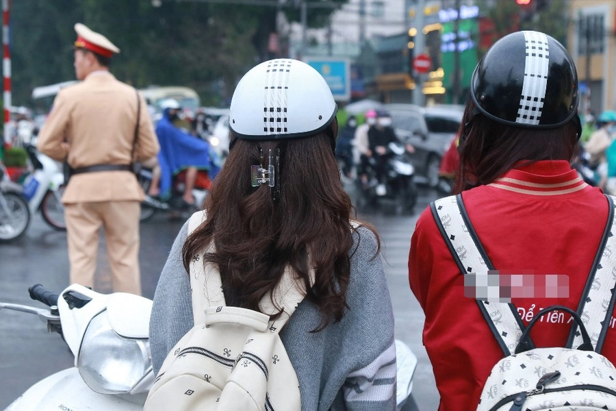 Nữ sinh cấp 3 ở Hà Nội đi xe máy của bố, mếu máo khi bị CSGT xử phạt