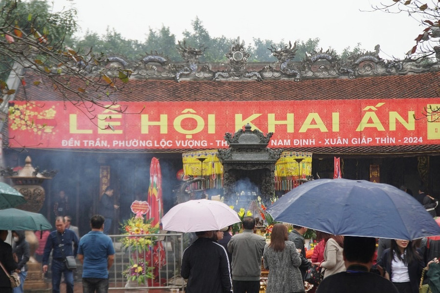 Người dân đội mưa sắp lễ, dâng hương trước giờ khai ấn đền Trần